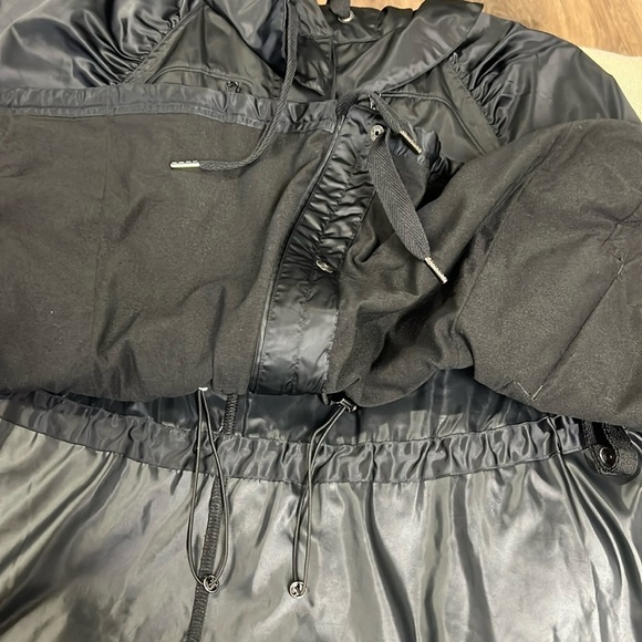 Lululemon Black Waterproof Poncho Cape in Size M/L - Picture 13 of 16